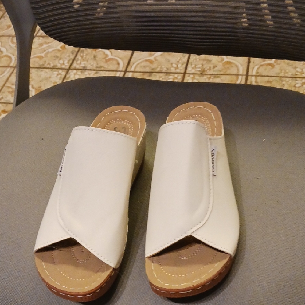 Naturalizer Cream Mules